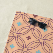 Retrororoze en blauwe, met elkaar verbonden geomet strandlaken (In situ)