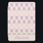 Retrospastel Geometrische roze Paars op maat gemaa iPad Pro Cover<br><div class="desc">Deze stijlvolle iPad-draagtas heeft een retro,  modern patroon uit de halve eeuw in pastelroze en lila,  op maat van de jouw naam. Geweldig cadeauidee!</div>