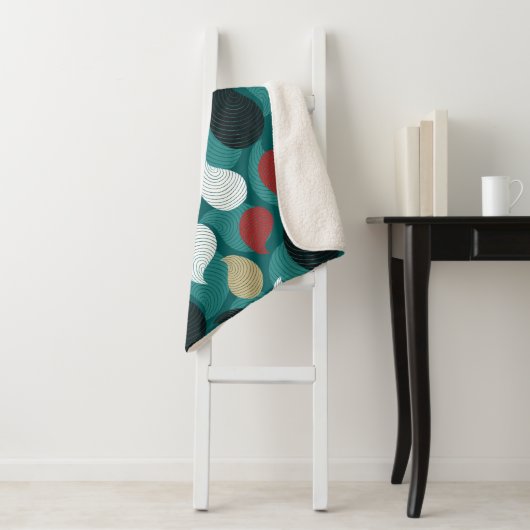 Retrostijl in aantrekkelijke vormgeving van kleure sherpa deken (In situ)