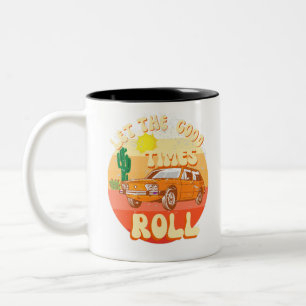 Retrostijl zonsondergang en klassieke auto tweekleurige koffiemok