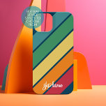 Retrostripe patroonregenboog - Script Name iPhone 15 Case<br><div class="desc">Een kleurrijk, retro stripe ontwerp met een donkerblauwe achtergrond. De strepen zijn rood, oranje, geel, groen en lichtblauw. Voeg jouw naam of monogram toe om dit tot een persoonlijk hoesje te maken dat zal opvallen onder je vrienden. De naam is een trendy manuscript in een grote witte grootte. — —...</div>