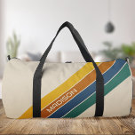 Retrostripes monogram plunjezak<br><div class="desc">Creëer je eigen retro stripes monogram duffle bag. Beschikt over een abstract  strepenontwerp en aangepaste naam in een klassieke stijltypografie.</div>