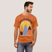RetroStyle California Surfboards Maroon Text T-shirt (Voorkant volledig)