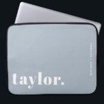 Retrotypografie Dusty Blue Gepersonaliseerd Laptop Sleeve<br><div class="desc">Laat uw laptop opvallen met dit aangepaste laptop-hoesje met gewaagde retro-typografie. Personaliseer het met jouw naam en een korte zin om een ontwerp te creëer dat volledig van jou is. Kies uit een reeks kleuren die bij uw stijl of werkruimte passen. Dit gepersonaliseerde laptop-hoesje is ideaal voor school, werk of...</div>