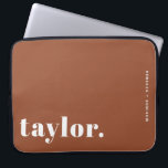 Retrotypografie Terracotta gepersonaliseerd Laptop Sleeve<br><div class="desc">Laat uw laptop opvallen met dit aangepaste laptop-hoesje met gewaagde retro-typografie. Personaliseer het met jouw naam en een korte zin om een ontwerp te creëer dat volledig van jou is. Kies uit een reeks kleuren die bij uw stijl of werkruimte passen. Dit gepersonaliseerde laptop-hoesje is ideaal voor school, werk of...</div>