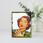 Retrovrouw met oververbijsterende druk briefkaart (Staand voorkant)