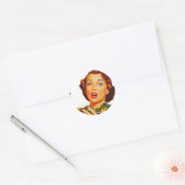 Retrovrouw met oververbijsterende druk ronde sticker (Envelop)