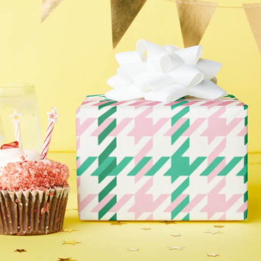 Retroze roze en groen houndstooth plaid-patroon cadeaupapier (Verjaardagsfeest)