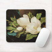 Reuzemagnolia's op een blauwe fluwelen doek door M Muismat (Met muis)