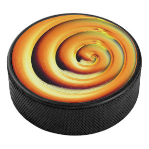 Reuzenglanzend oranje spiraal boven zwart hockey puck