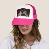 Reuzenkip eet eieren, trucker pet (In situ)