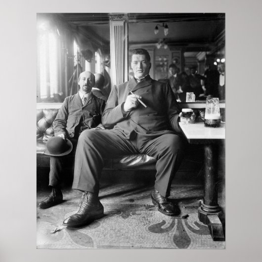 Reuzenman drinkt een biertje, 1910. Oude foto Poster (Voorkant)