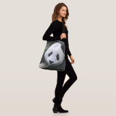 Reuzenpanda in rustige groene weide crossbody tas (Op model)