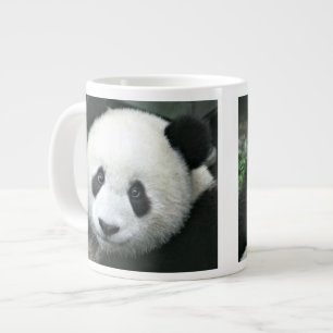 Reuzenpanda in zachte groene weide grote koffiekop