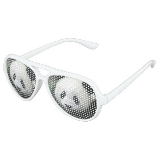 Reuzenpanda in zonovergoten groen gras aviator zonnebril