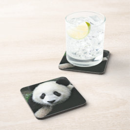 Reuzenpanda te midden van groen gras drankjes onderzetter