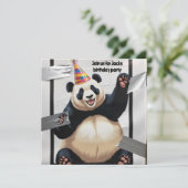 Reuzenpanda zittend in het pet van zijn verjaardag kaart (Staand voorkant)