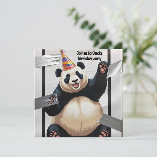 Reuzenpanda zittend in het pet van zijn verjaardag kaart (Staand voorkant)