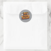 “Rev Your Dreams Autosticker – Racing Geïnspireerd Ronde Sticker (Tas)