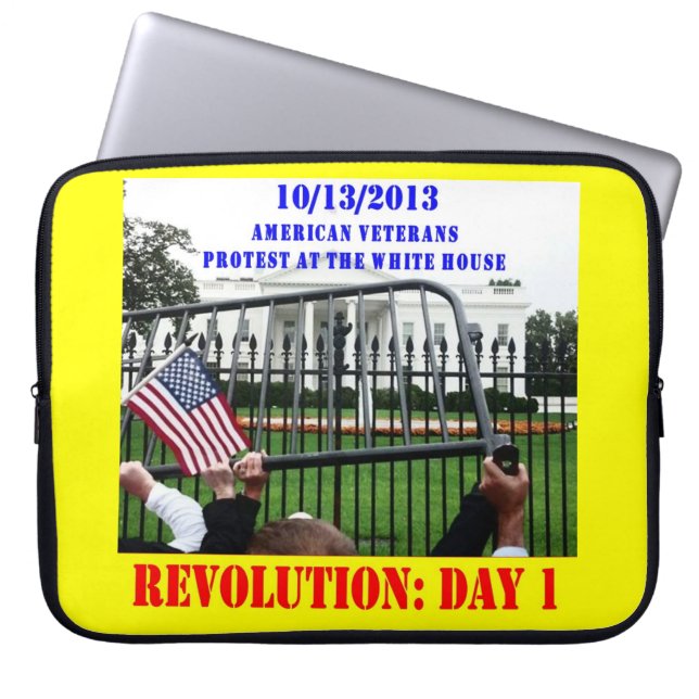 REVOLUTIE: DAG 1 LAPTOP SLEEVE (Voorkant)