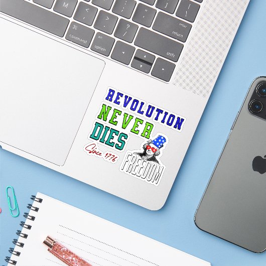 Revolution Never Dies (1776) beroemd gemaakt door  Sticker (Laptop met iPhone)