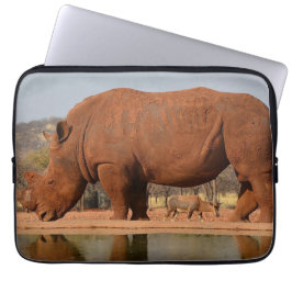 Rhino met modder op de huid foto laptop sleeve