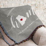Rhode Island Home State Personalized Deken<br><div class="desc">Show een beetje trots op de thuisstaat met deze schattige, rotsgrijze deken met "thuis" in witte kalligrafie met een silhouetekaart van de staat Rhode Island die voor de letter "O." staat. Een rode hartillustratie binnen de staatskaart voltooit het ontwerp; u kunt de positie van het hart in uw thuisstad veranderen...</div>