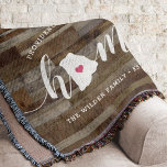 Rhode Island Home State Personalized Wood look Deken<br><div class="desc">Show een beetje trots op de thuisstaat met deze schattige, rustige houten plank die een deken gooit met "thuis" in witte kalligrafie met een silhouette kaart van de staat Rhode Island, die voor de letter "O." staat. Een roze hartillustratie in de staatskaart voltooit het ontwerp; u kunt de positie van...</div>