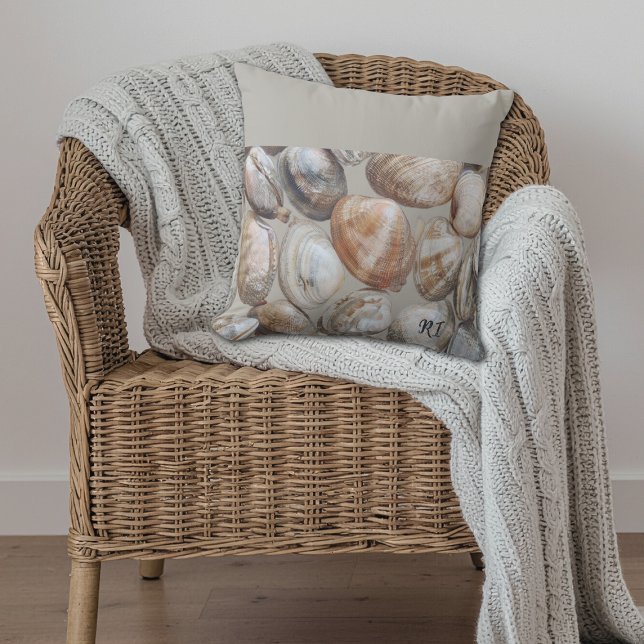 Rhode Island Quahog Clams Coastal Throw Pillow Kussen (Add a splash of Rhode Island with this casual Quahog Clam throw pillow! )