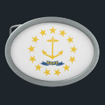 RHODE ISLAND STATE FLAG GESP<br><div class="desc">De vlag van de deelstaat Rhode Island is wit en bestaat uit een gouden anker in het midden (symbool voor hoop) omringd door dertien gouden sterren (voor de oorspronkelijke dertien kolonies en de status van de 13de staat Rhode Island die de Grondwet ratificeert). Een blauw lint onder het anker beren...</div>