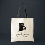 Rhode Island Wedding Welcome Tote Bag<br><div class="desc">Welkom uit de stadsuittrouwgasten met een tas vol snacks en een persoonlijke behandeling met de staat waar je gaat trouwen, de bruid- en bruinnamen en de trouwdatum. Klik op Aanpassen om het hart te verplaatsen naar elke stad of locatie op de staatskaart. Gebruik de ontwerphulpmiddelen om de monogram tekstdoopvonten en...</div>