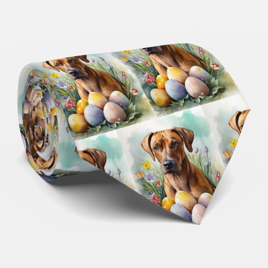 Rhodesian Ridgeback-hond met Pasen Eieren Vakantie Stropdas (Opgerold)