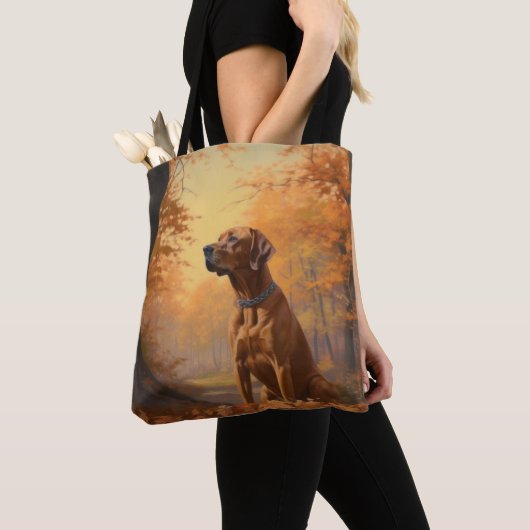Rhodesian Ridgeback in herfst laat Herfst inspirer Tote Bag (Dichtbij)