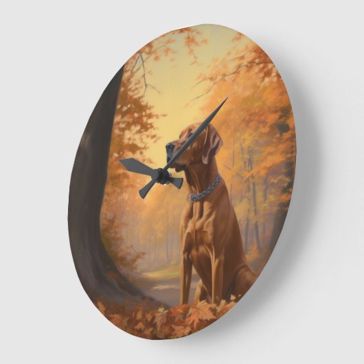 Rhodesian Ridgeback in herfstbladeren val inspirer Grote Klok (Hoek)