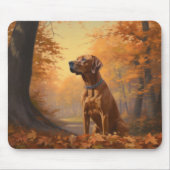 Rhodesian Ridgeback in herfstbladeren vallen insp Muismat (Voorkant)