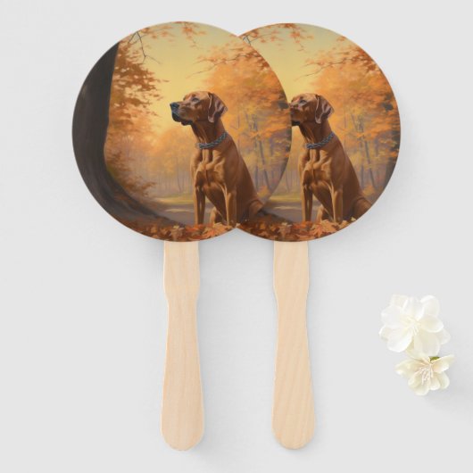 Rhodesian Ridgeback in Herfstbladeren vallen Inspi Handwaaier (Voorkant en achterkant)