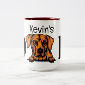 Rhodesian Ridgeback Peeking Personeelsvlees Tweekleurige Koffiemok (Center)