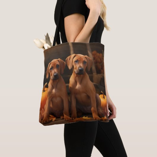 Rhodesian Ridgeback Puppy Herfst Delight Pompoen Tote Bag (Dichtbij)