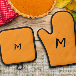 Rich Pumpkin Yellow Monogrammed Ovenwant & Pannenlap Set