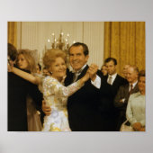 Richard en Pat Nixon dansen in het Witte Huis Poster (Voorkant)