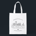 Richmond Wedding | Stylized Skyline Grocery Bag Boodschappentas<br><div class="desc">Een unieke trouwtas voor een bruiloft die plaatsvindt in de prachtige stad Richmond,  Virginia. Deze tas bevat een gestileerde illustratie van de unieke skyline van de stad met de naam eronder. Dit wordt gevolgd door je trouwdaggegevens in een overeenkomende open stijl.</div>