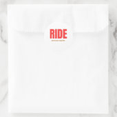 Ride Beyond Limits – Motivational Biker Typography Ronde Sticker (Tas)