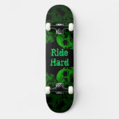Ride Hard Green Skulls Skateboard (Voorkant)