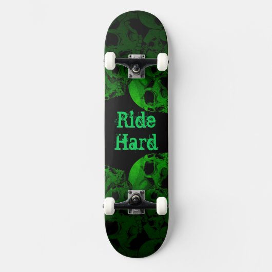 Ride Hard Green Skulls Skateboard (Voorkant)