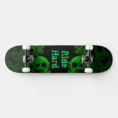 Ride Hard Green Skulls Skateboard (Horizontaal)