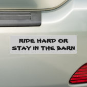 Ride Hard of blijf in de BarnHorse-aanhangwagen Bumpersticker (Op auto)