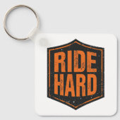 "Ride Hard" Rustic Biker Emblem Sleutelhanger (Voorkant)