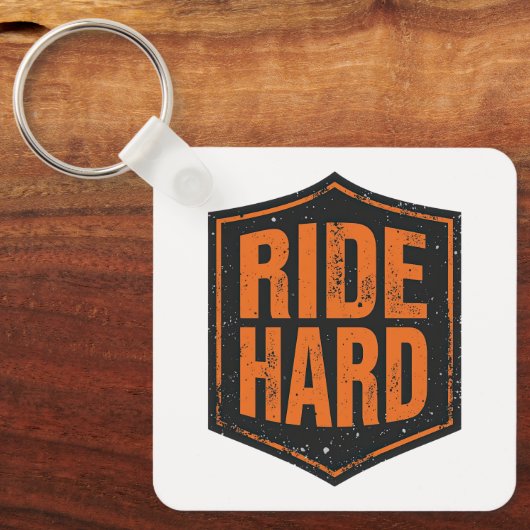 "Ride Hard" Rustic Biker Emblem Sleutelhanger (Voorkant)