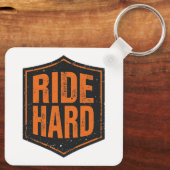 "Ride Hard" Rustic Biker Emblem Sleutelhanger (Achterkant)