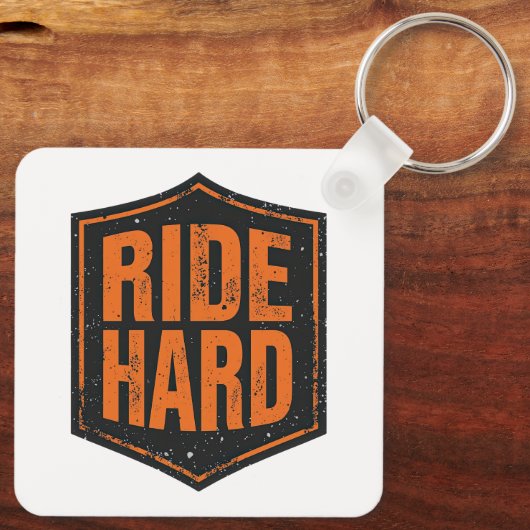 "Ride Hard" Rustic Biker Emblem Sleutelhanger (Achterkant)